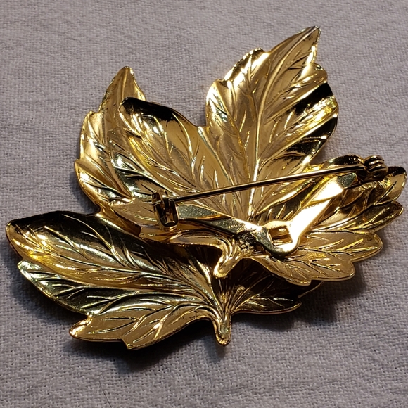 Gorgeous Vintage Goldtone 2 leaf brooch with a copper tone look to the one leaf - Picture 3 of 6